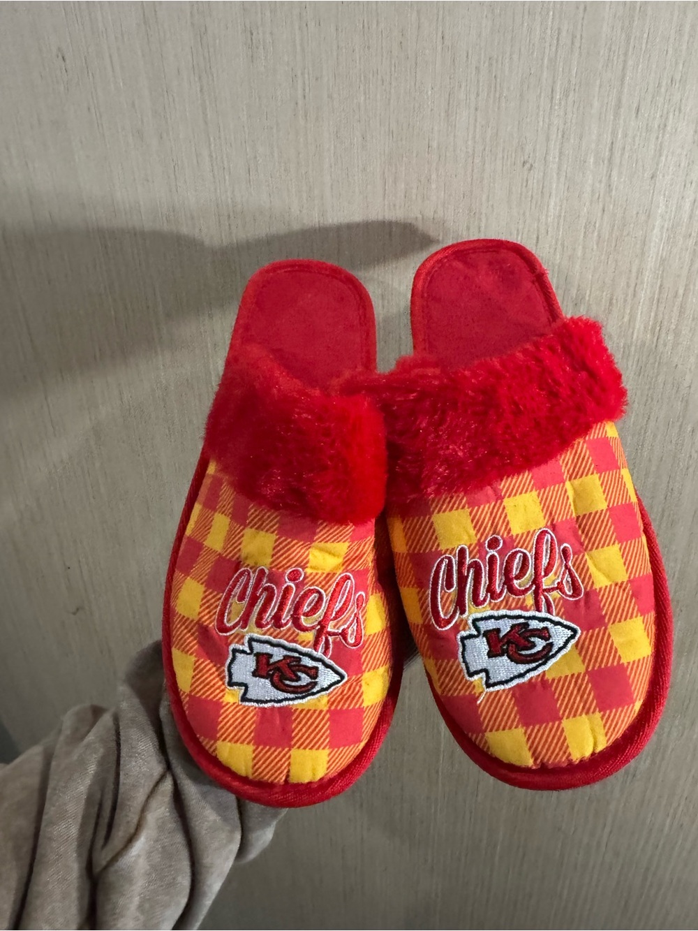 Women’s Kansas City Chiefs Red & Yellow Plaid Fuzzy Slippers Size Large